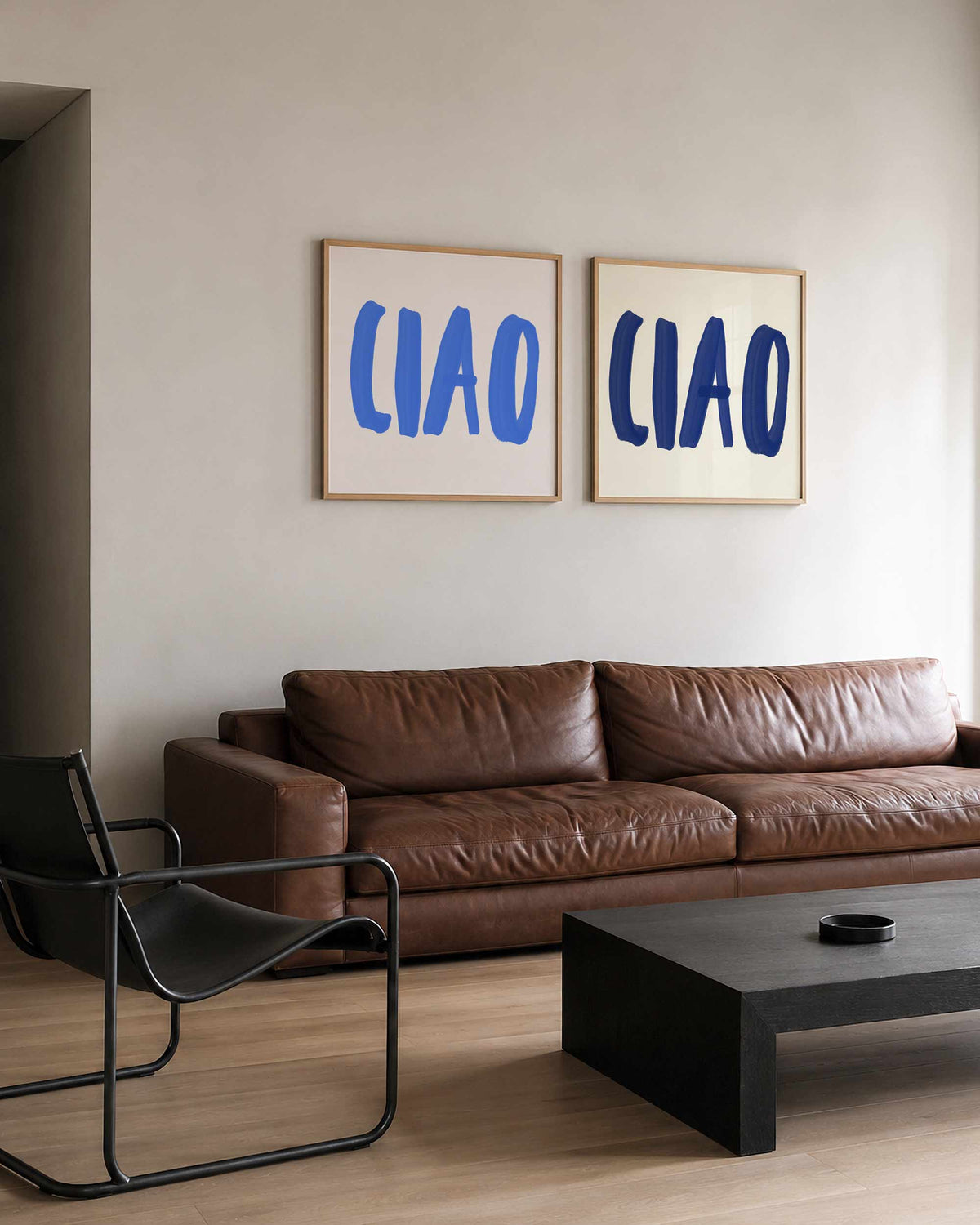 Interieurpresentatie van een tweedelige vierkante posterset met blauwe ciao