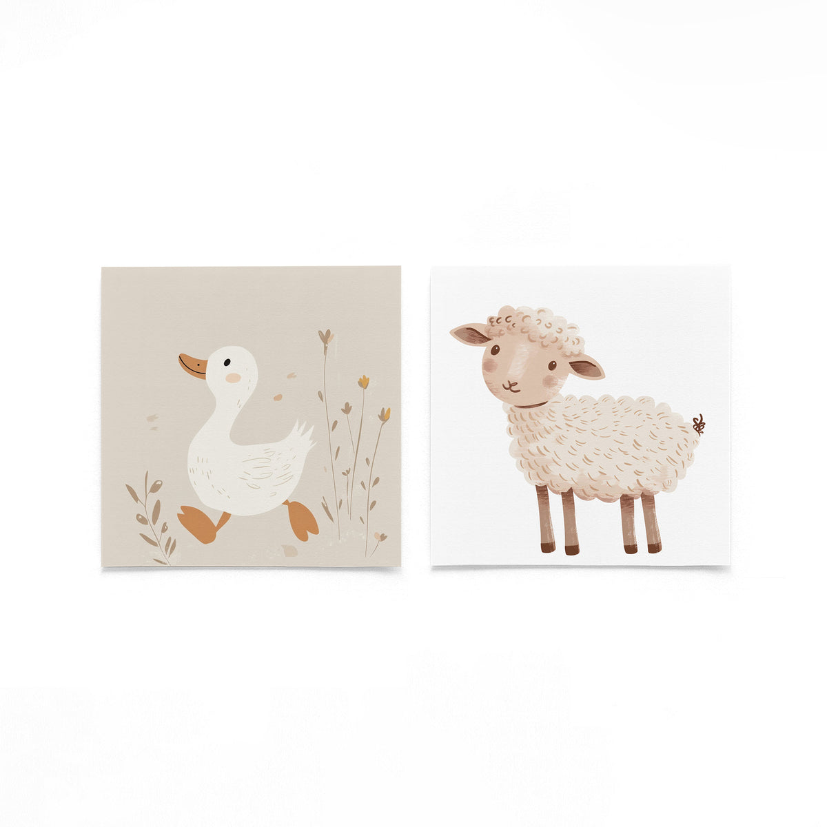 Twee vierkante posters met eend en schaap op een gebroken witte achtergrond