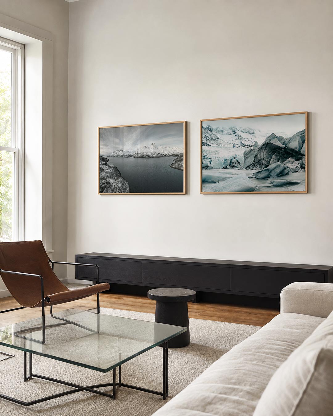 Interieur met liggend fotografisch tweeluik stilte van sneeuw en ijs – Gerald Emming