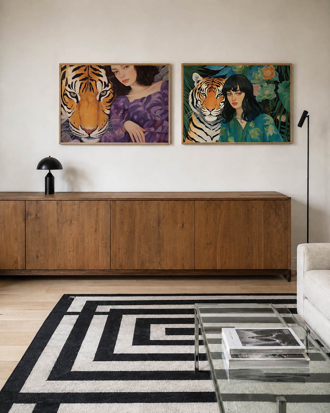 Interieurpresentatie van twee posters met in deze posterset in twee delen zie je een krachtige tijger naast een serene vrouw