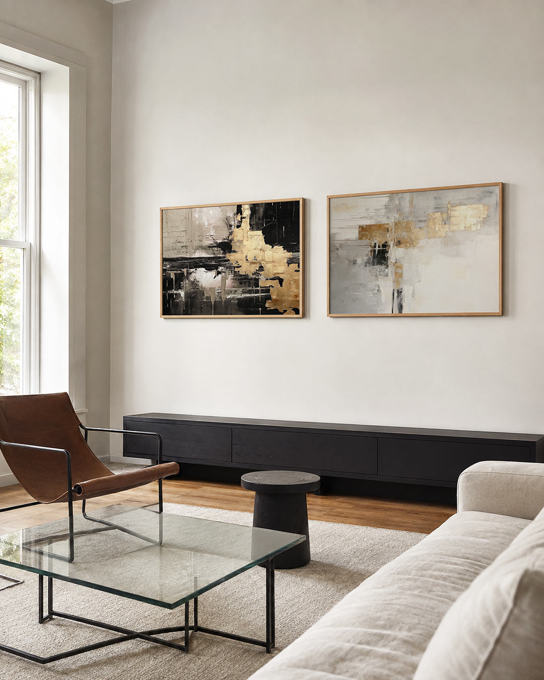 Twee liggende posters met goud en zwart, aan de muur in een interieur