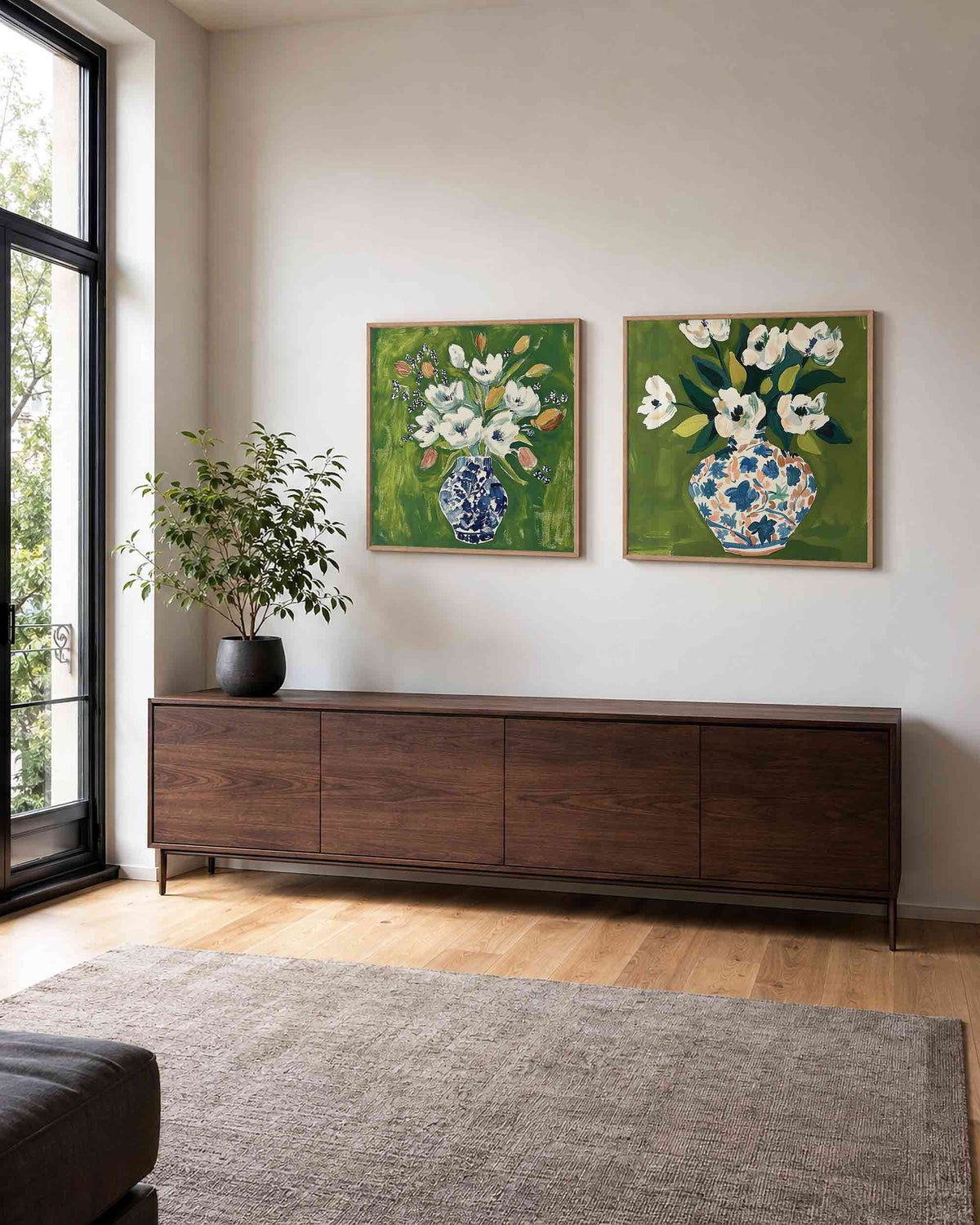 Interieurpresentatie van een tweedelige vierkante posterset met bloemen in vazen