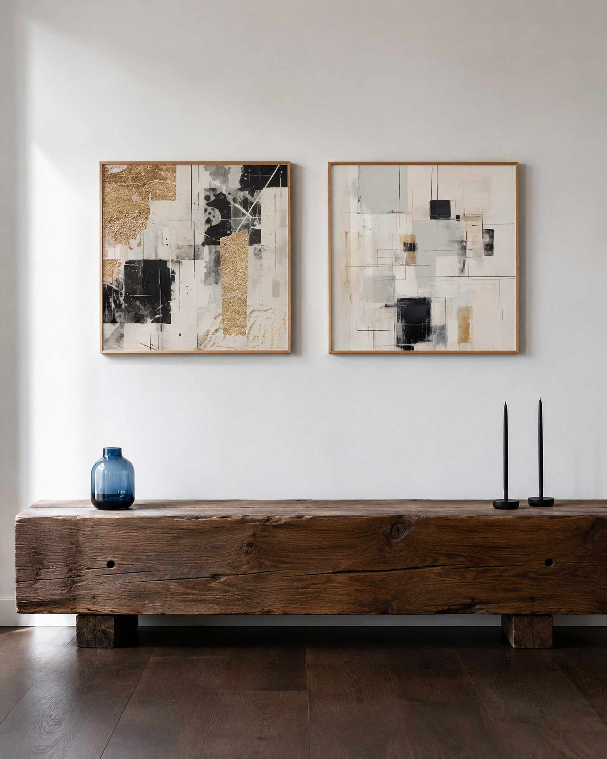 Interieurpresentatie van een tweedelige vierkante posterset met zwart goud abstract
