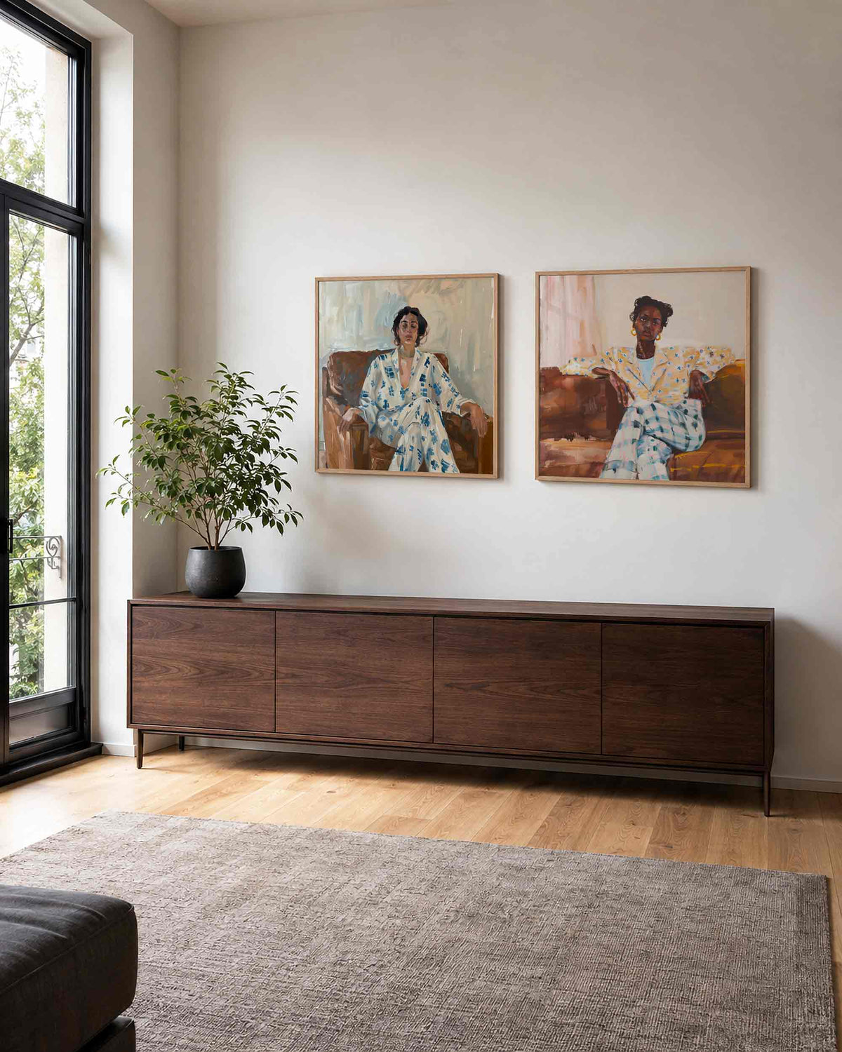 Interieurpresentatie van een tweedelige vierkante posterset met zittende vrouwen