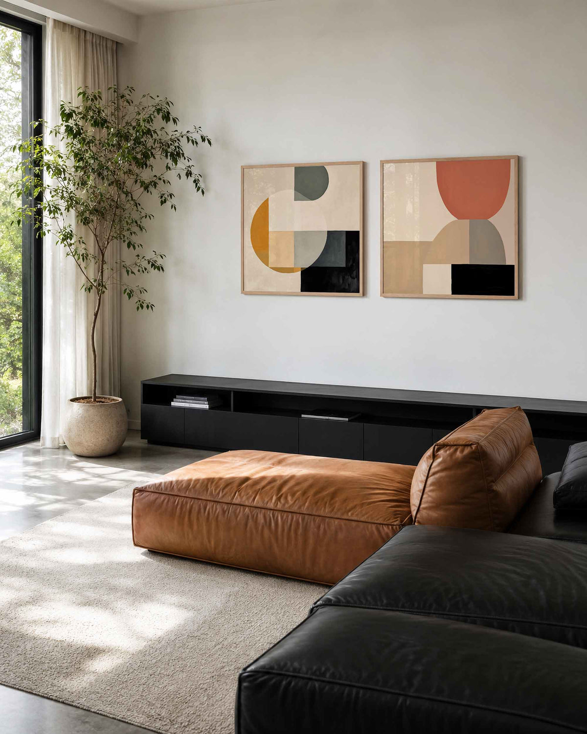 Interieurpresentatie van een tweedelige vierkante posterset met geometrische vormen