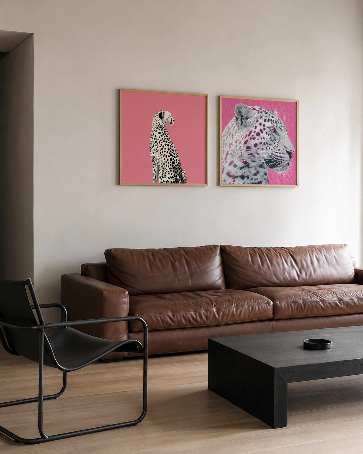 Interieurpresentatie van een tweedelige vierkante posterset met gepard portretten