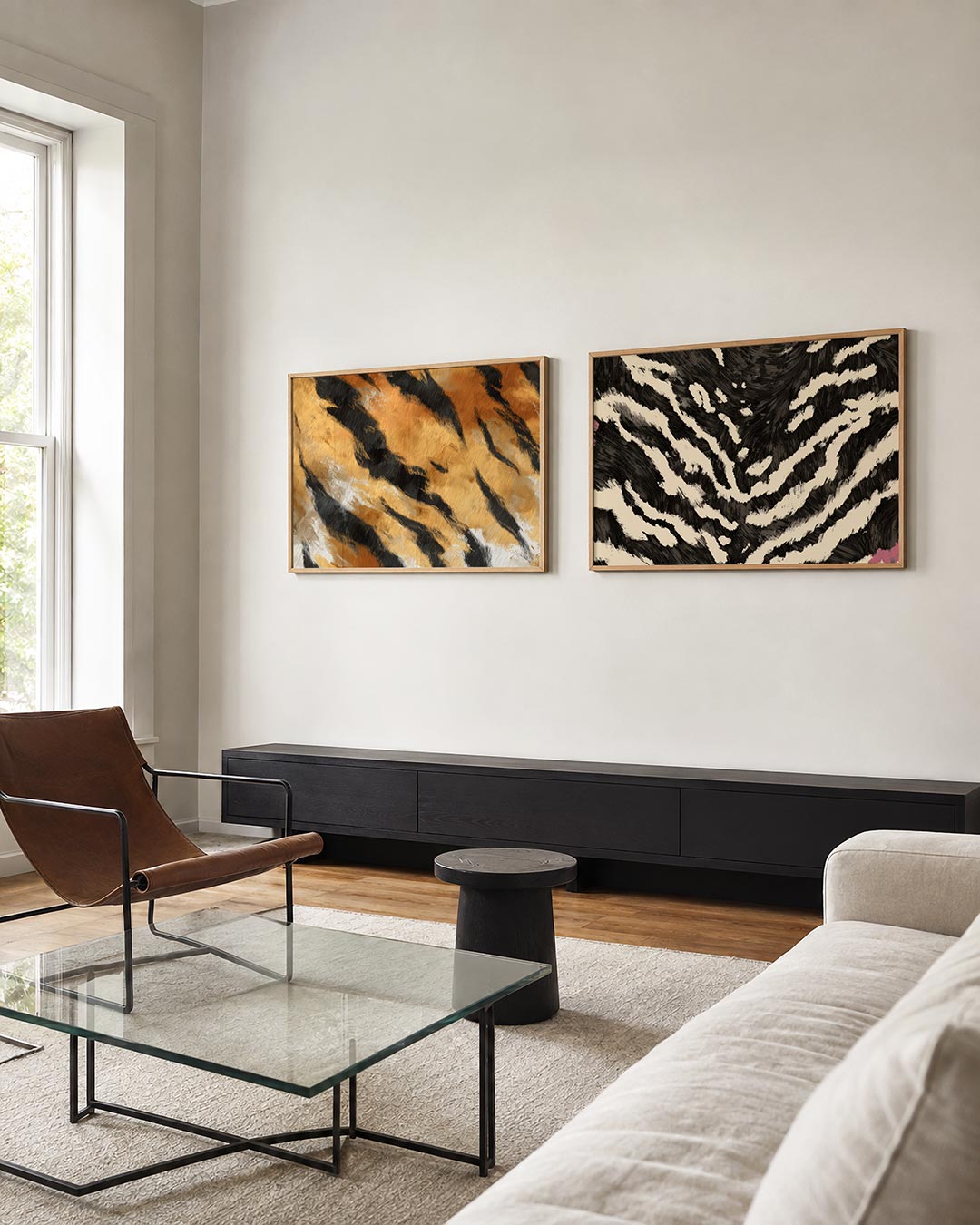 Tweedelige posterset met zwarte en oranje strepen met witte accenten, getoond in een interieur