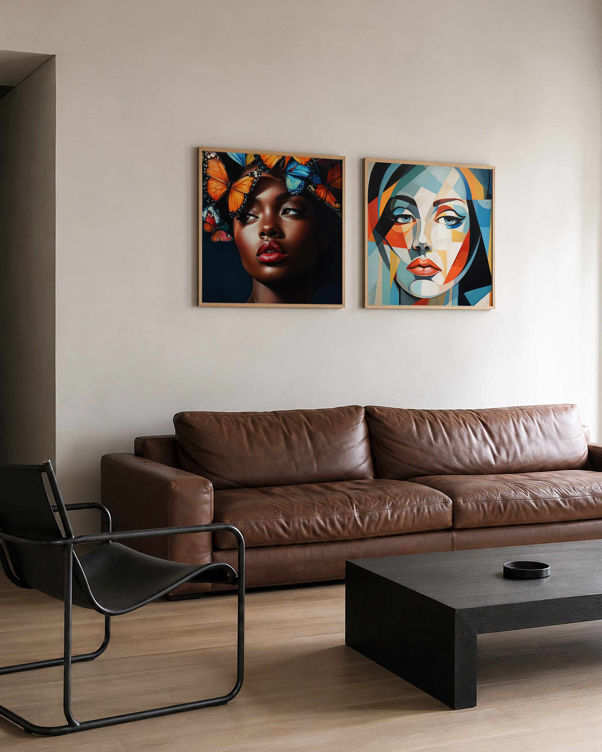 Interieurpresentatie van een tweedelige vierkante posterset met portretten met vlinders