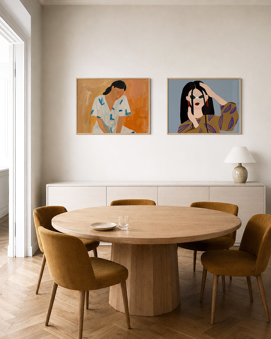 Interieurpresentatie van twee posters met een serene figuur in een witte jurk met blauwe accenten
