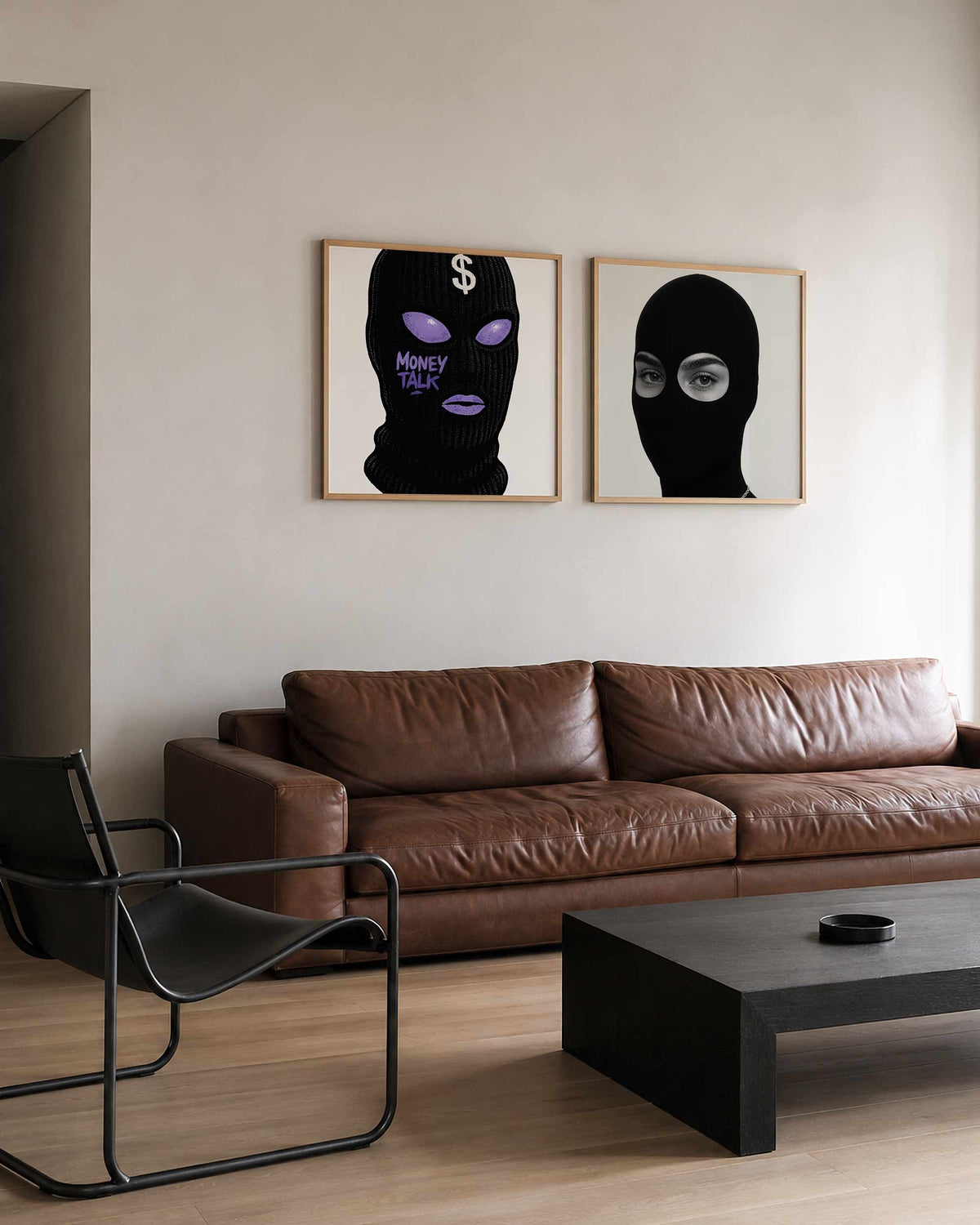 Interieurpresentatie van een tweedelige vierkante posterset met maskerogen geld
