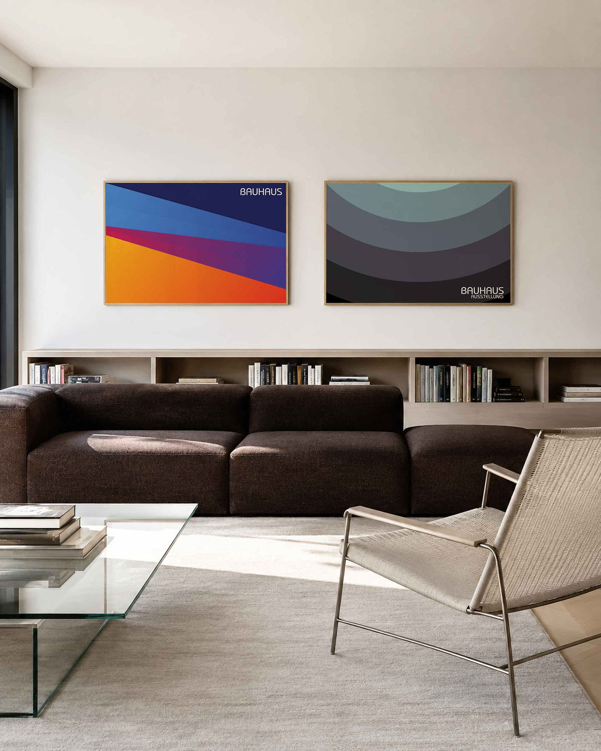 Interieurmockup van tweedelige landscape-posterset met diagonale kleurvlakken en booglagen