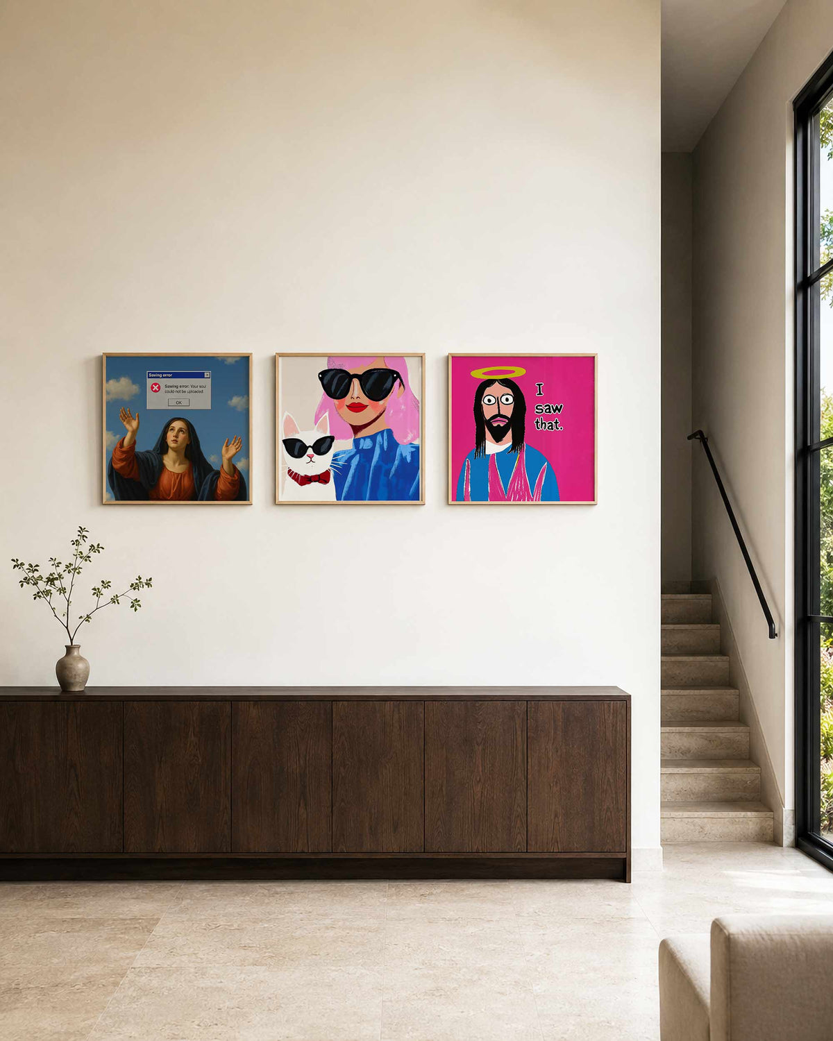 Interieurpresentatie van een driedelige vierkante posterset met humoristische figuren