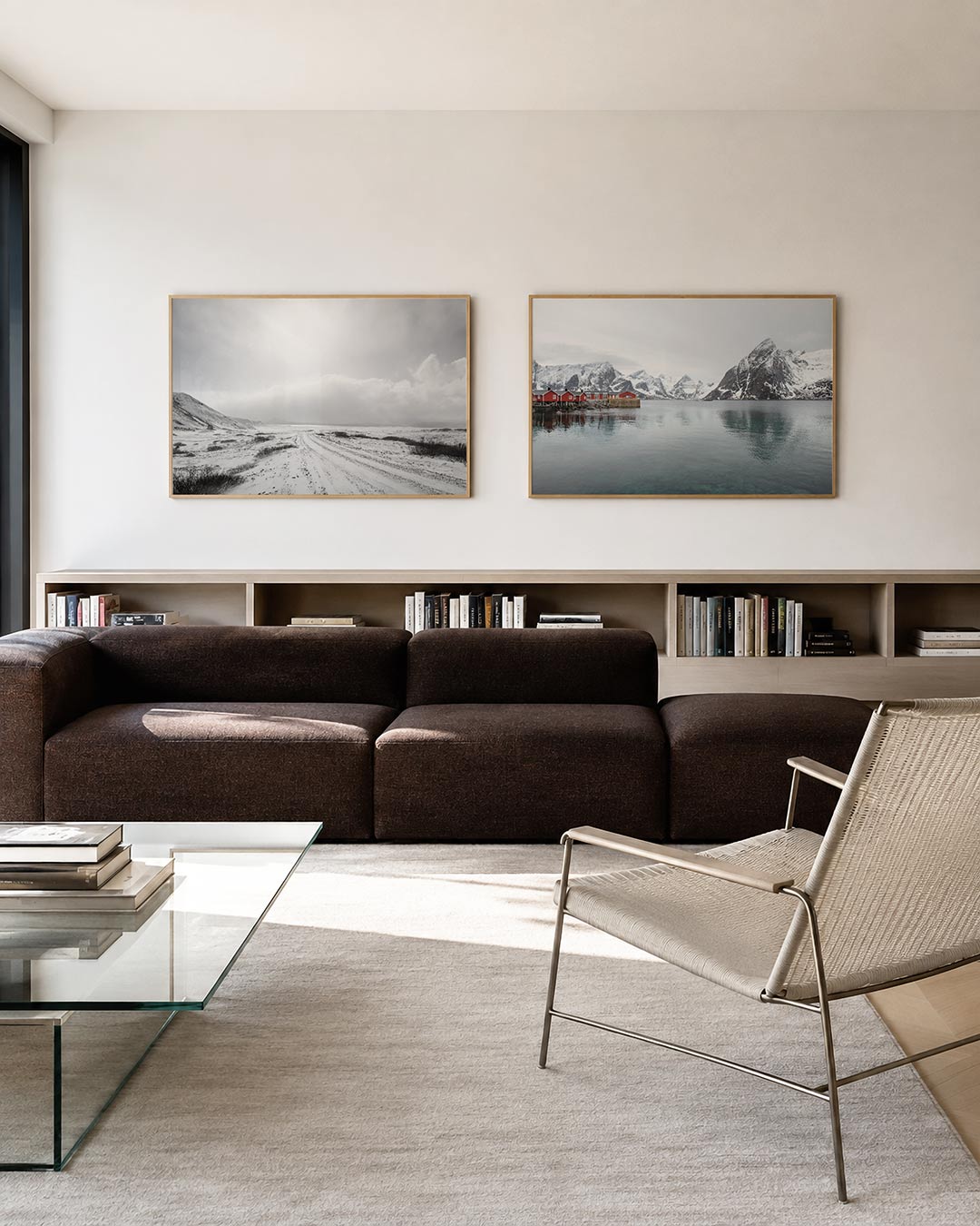 Interieur met liggend fotografisch tweeluik sneeuwlicht aan het water – Gerald Emming