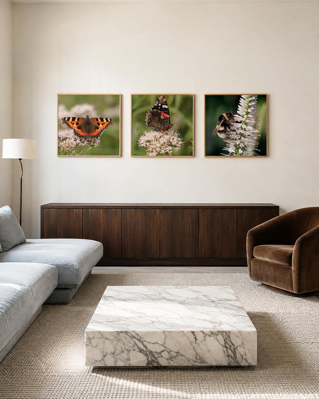 Interieur met vierkant fotografisch drieluik vlinder, bij en bloesem – Gerald Emming