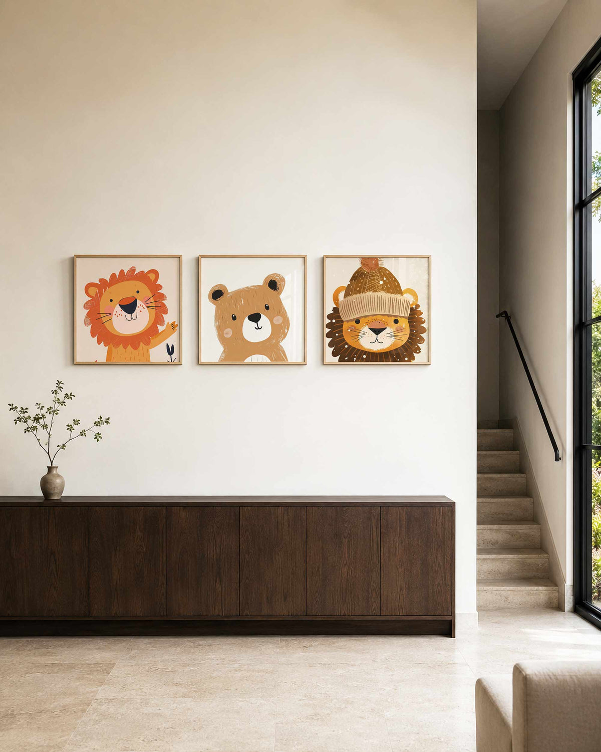 Interieurpresentatie van een driedelige vierkante posterset met leeuw beer leeuw