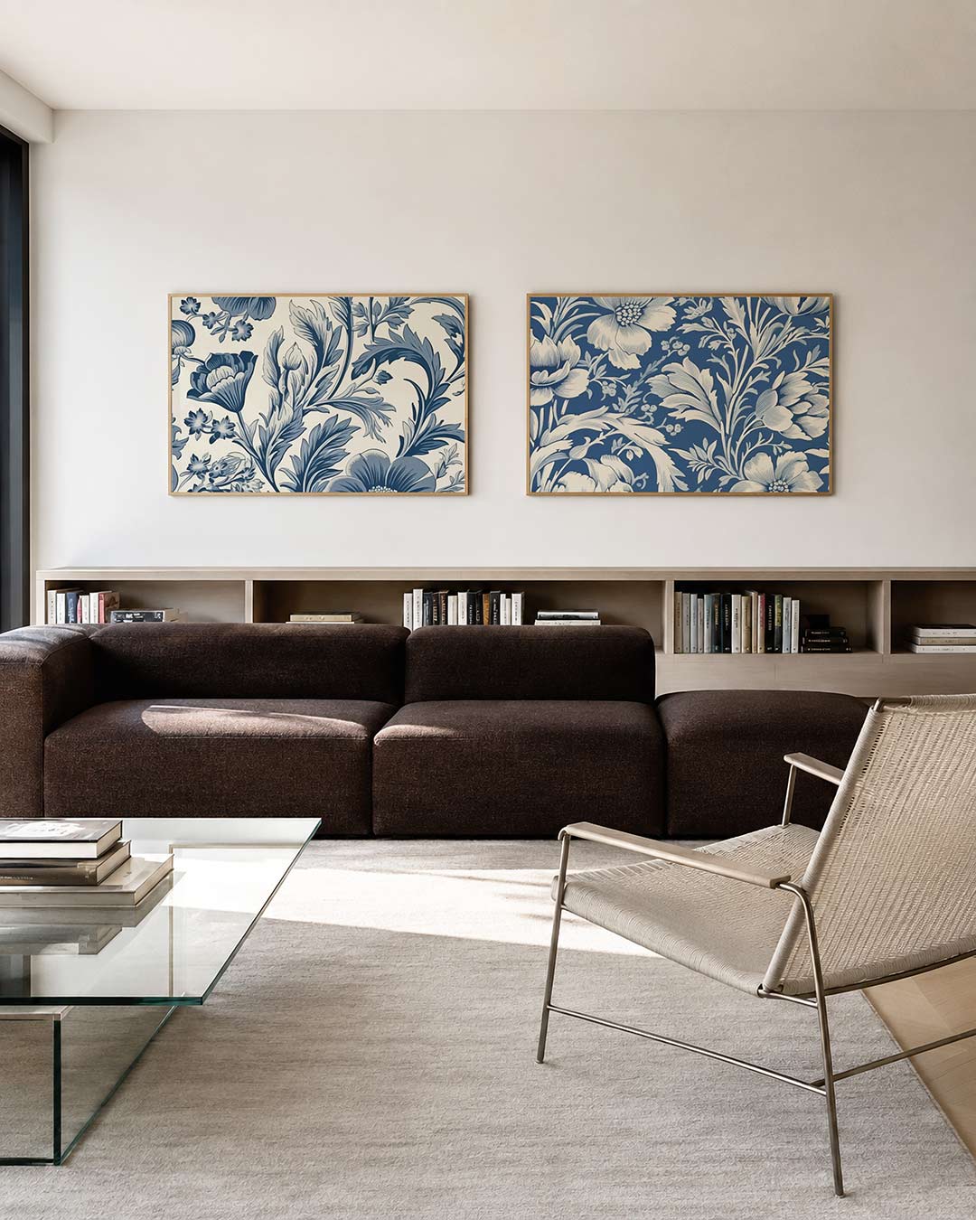 Twee liggende posters met een weelderige verzameling van blauwe bloemen en bladeren, aan de muur in een interieur