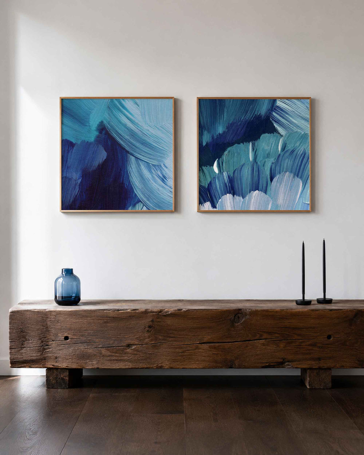 Interieurpresentatie van een tweedelige vierkante posterset met blauwe penseelstreken