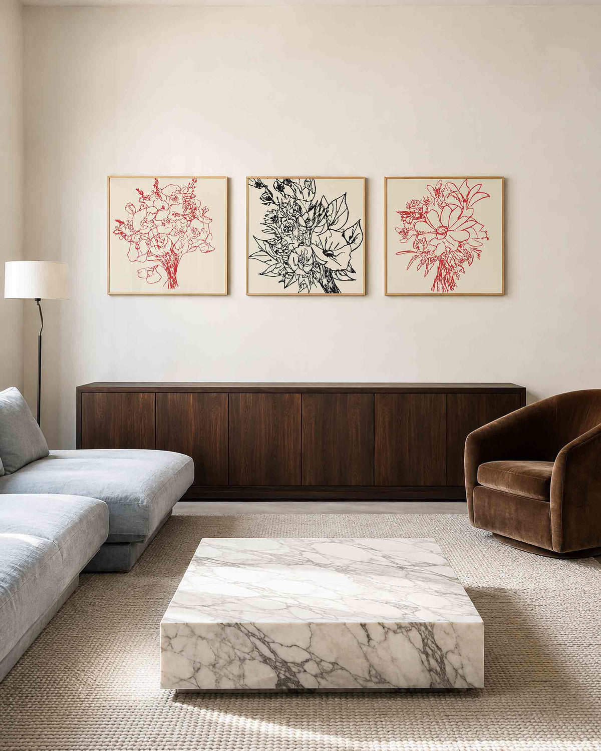 Interieurpresentatie van een driedelige vierkante posterset met botanische bloemtekeningen