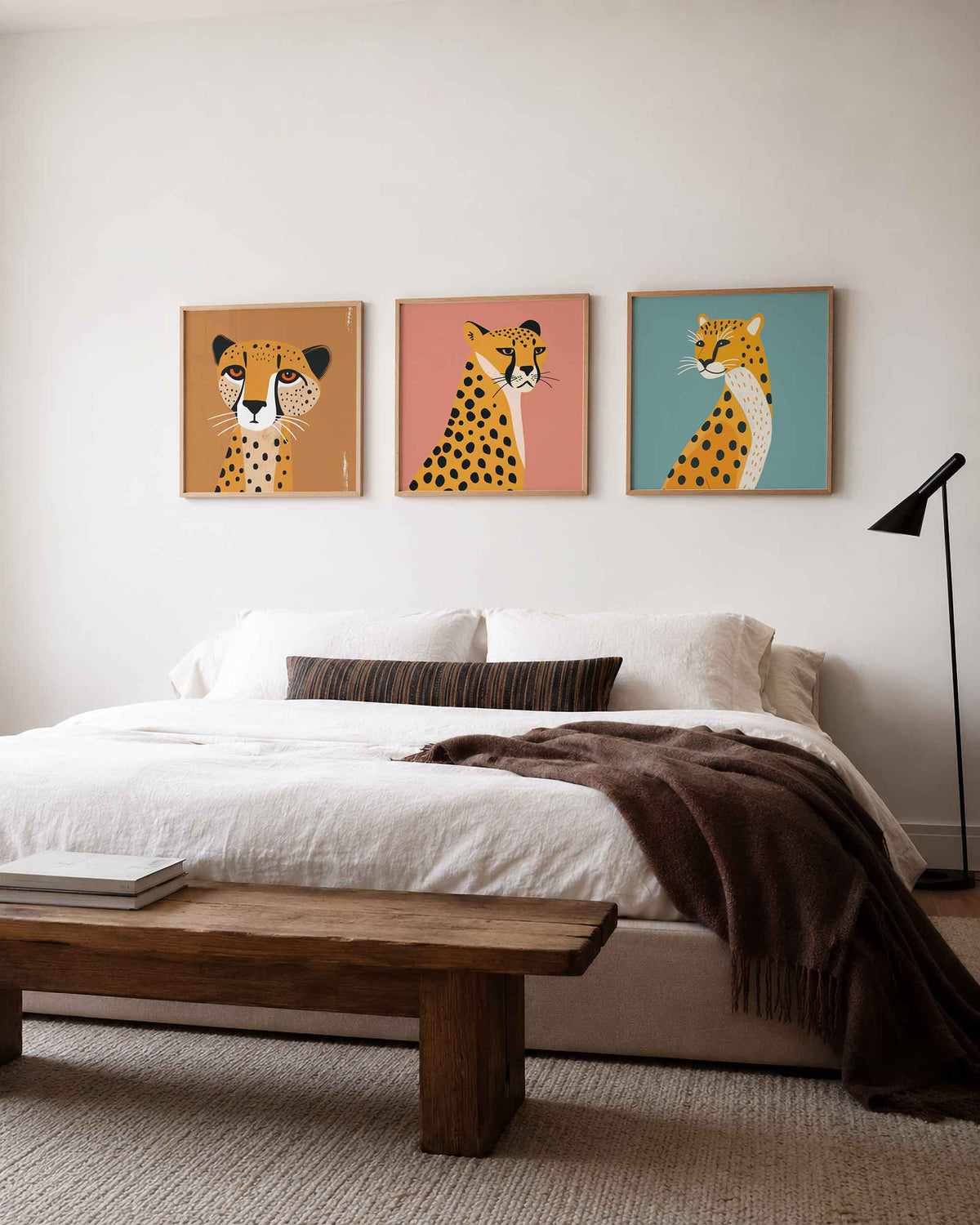 Interieurpresentatie van een driedelige vierkante posterset met gevlekte katachtigen