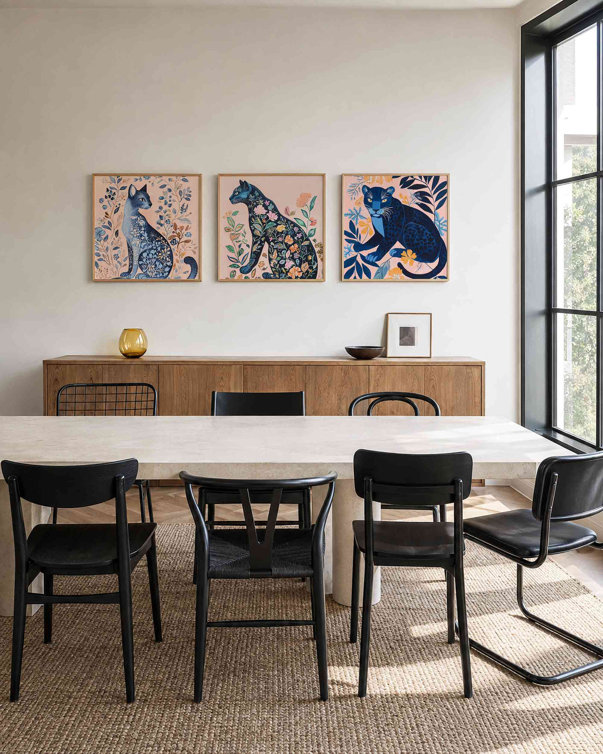Interieurpresentatie van een driedelige vierkante posterset met blauwe katten