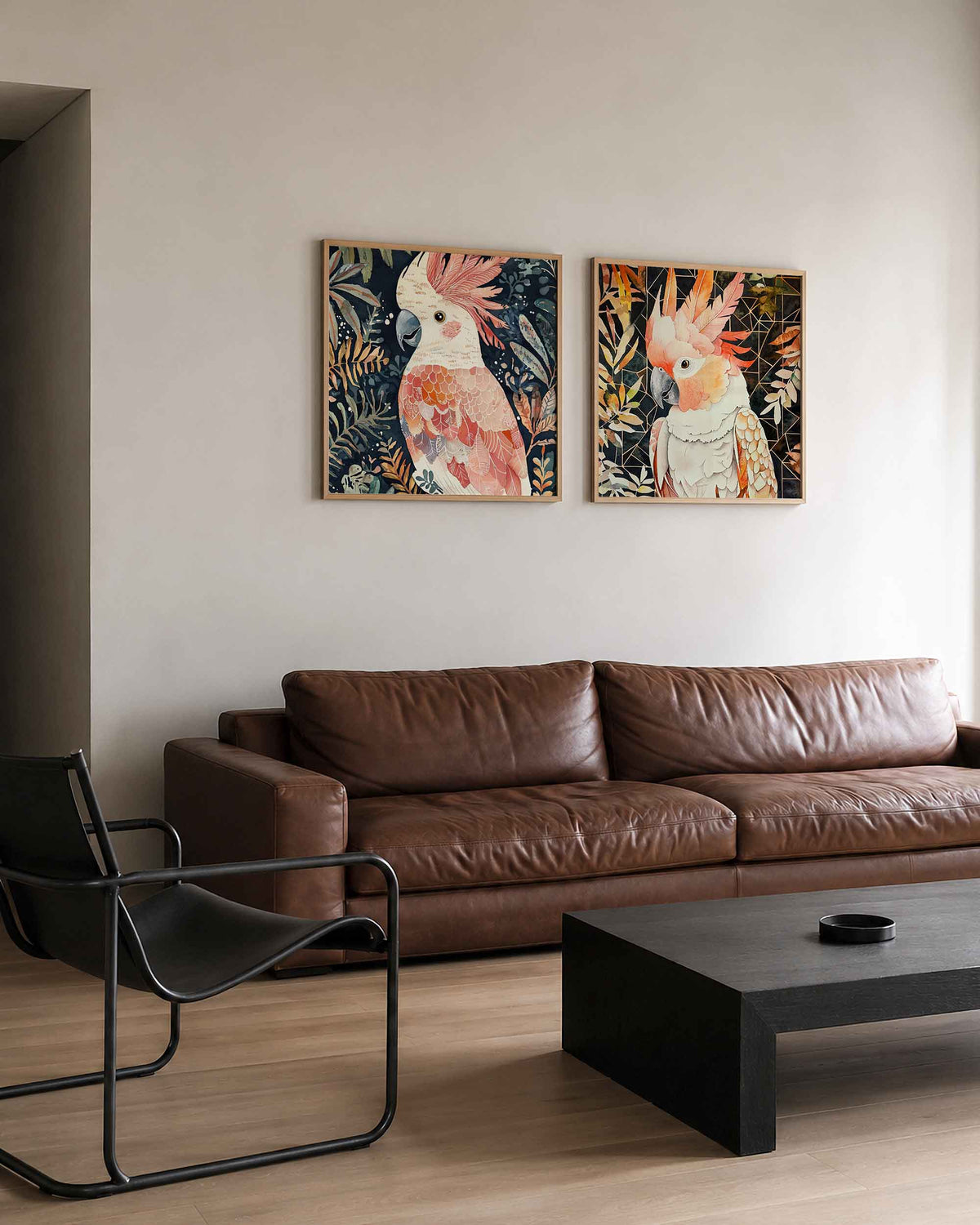 Interieurpresentatie van een tweedelige vierkante posterset met kaketoes