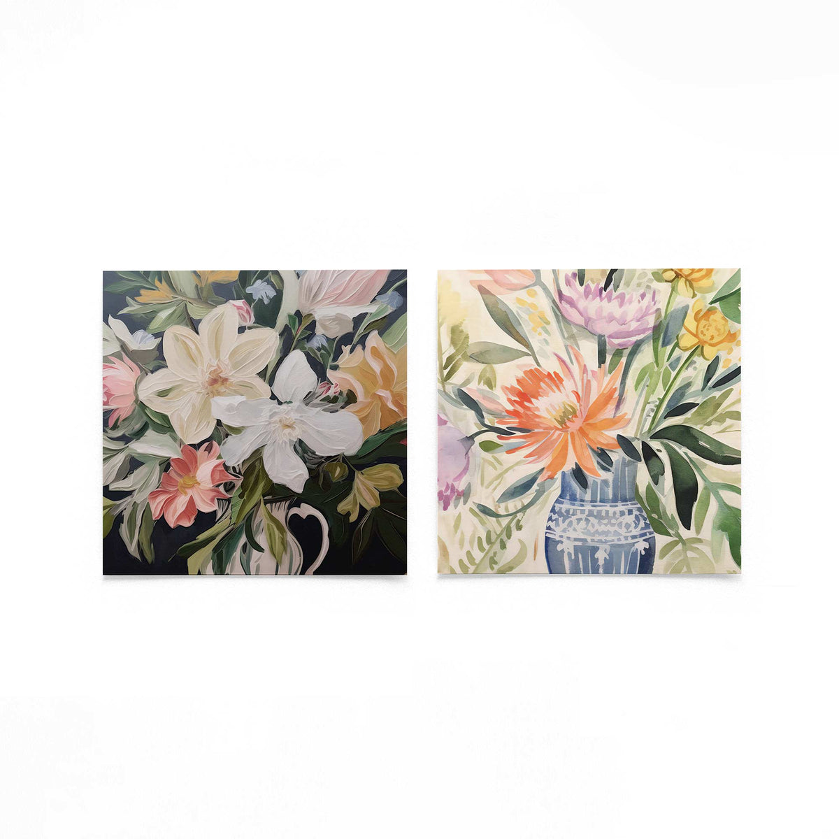Twee vierkante posters met bloemen en vaas op een gebroken witte achtergrond