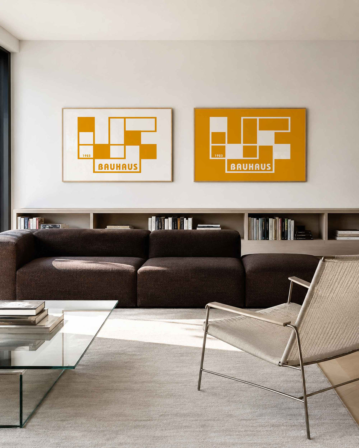 Interieurmockup van tweedelige landscape-posterset met oranje raster met jaartal