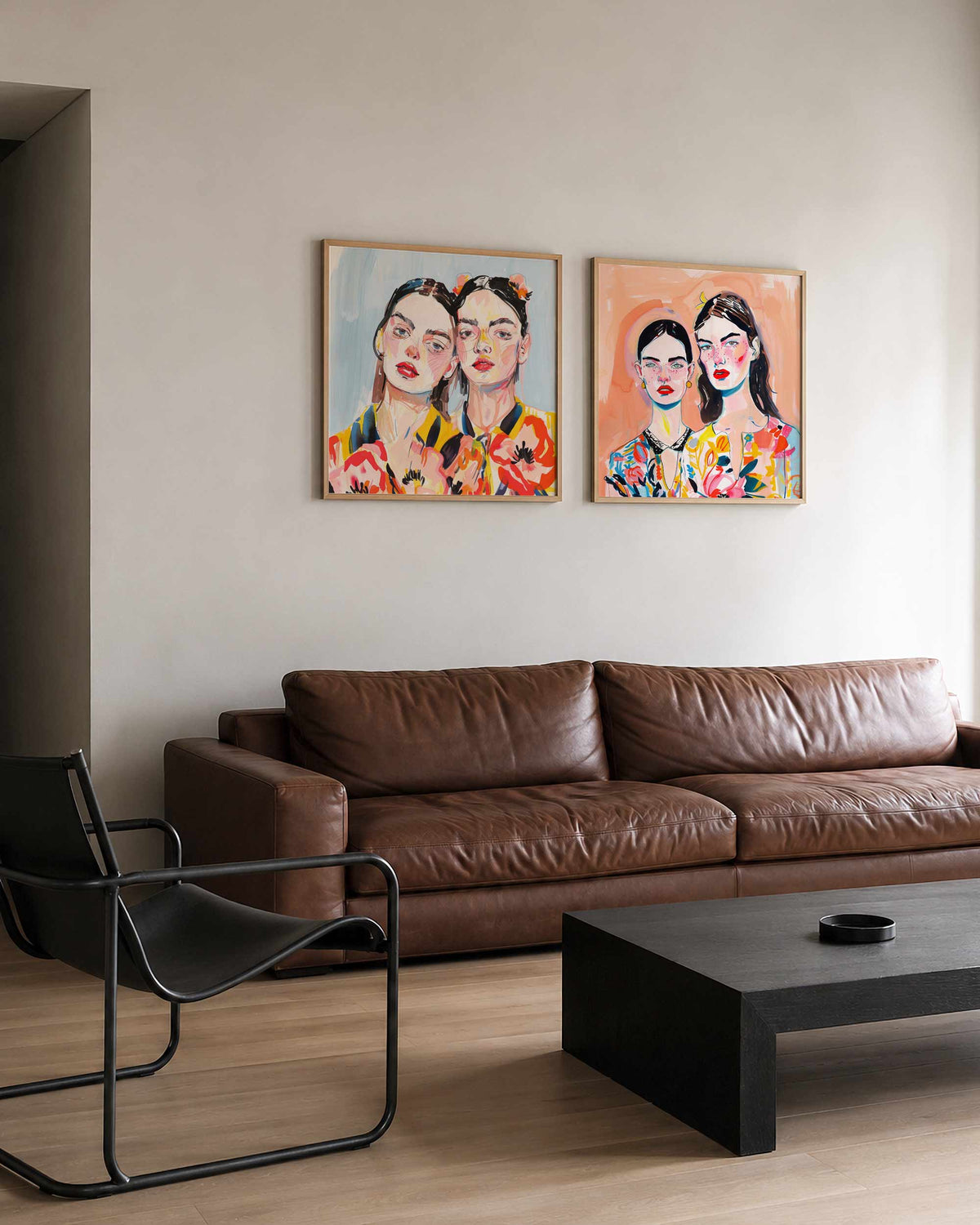 Interieurpresentatie van een tweedelige vierkante posterset met vrouwenportretten