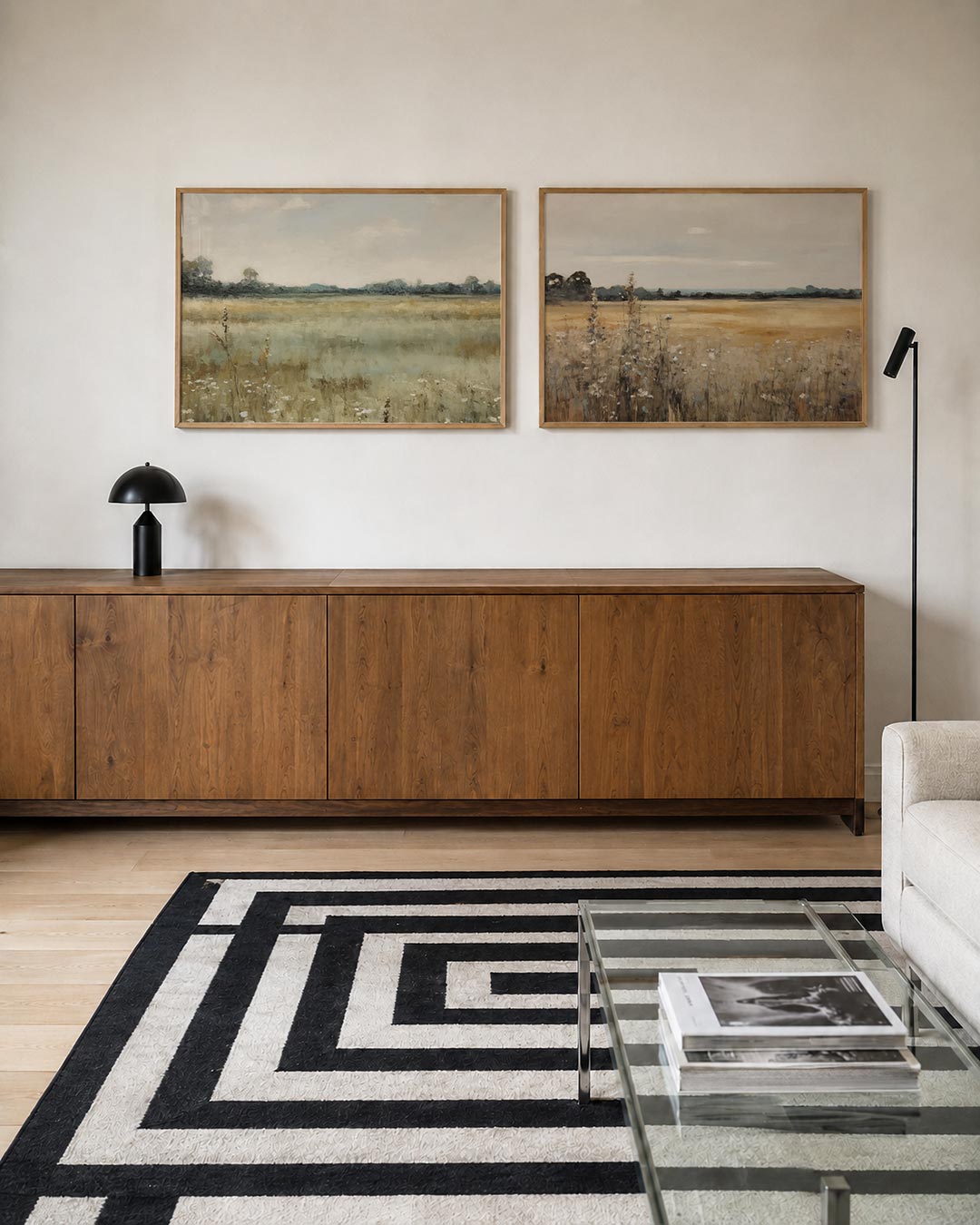 Twee liggende posters met zachte kleuren en wazige lijnen, aan de muur in een interieur