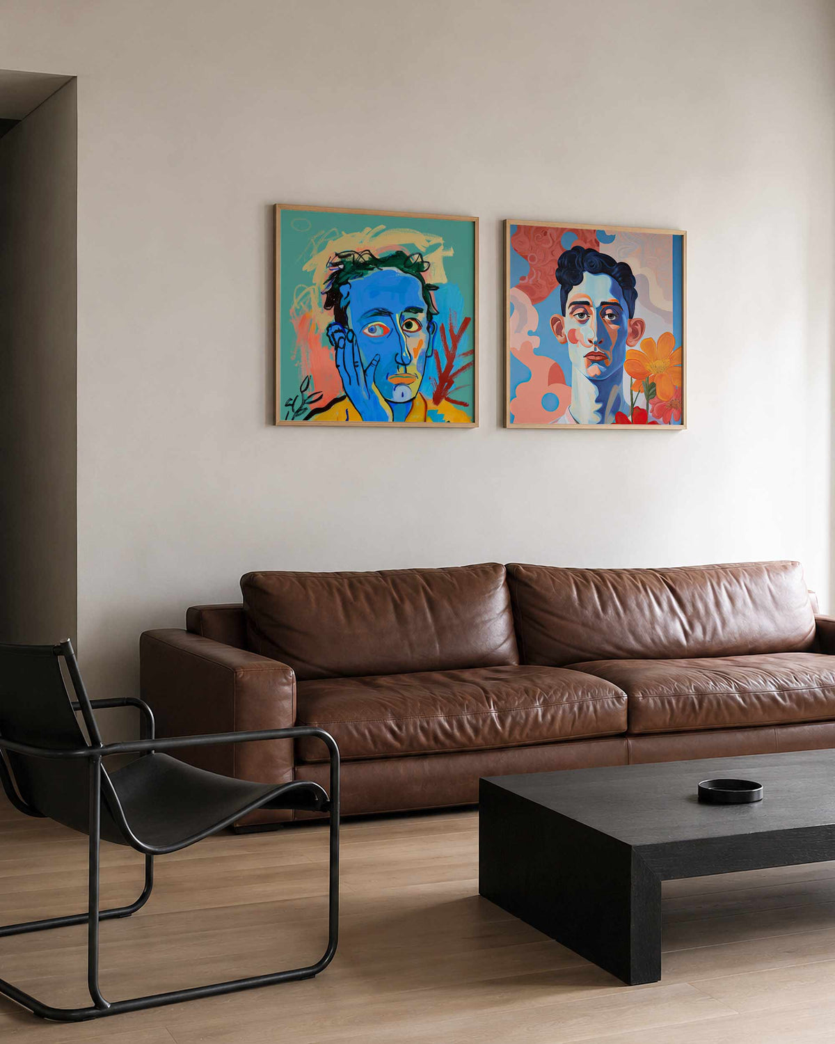 Interieurpresentatie van een tweedelige vierkante posterset met blauwe portretten