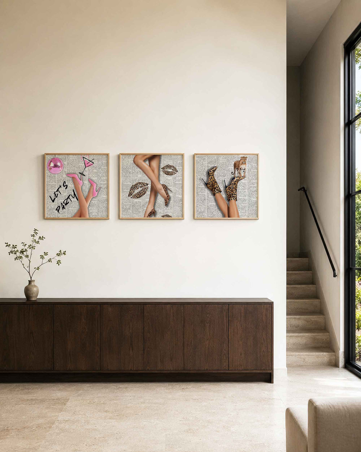 Interieurpresentatie van een driedelige vierkante posterset met new york glamour