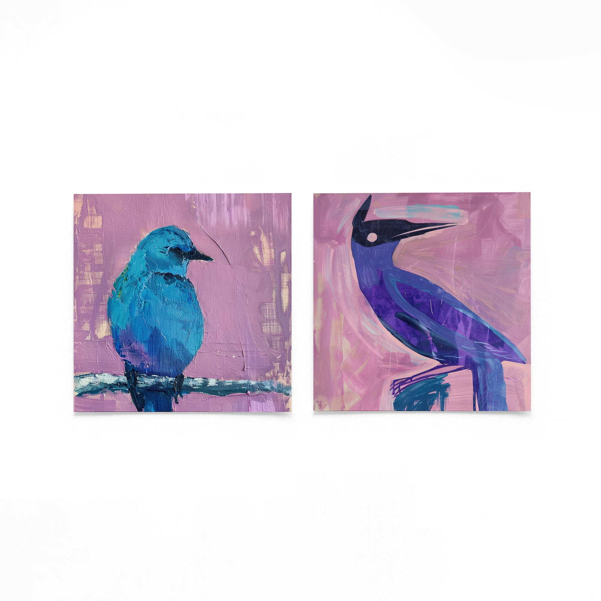 Twee vierkante posters met blauwe vogels op een gebroken witte achtergrond