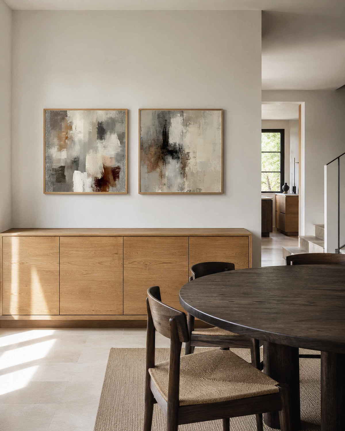 Interieurpresentatie van een tweedelige vierkante posterset met verfvakken in grijs