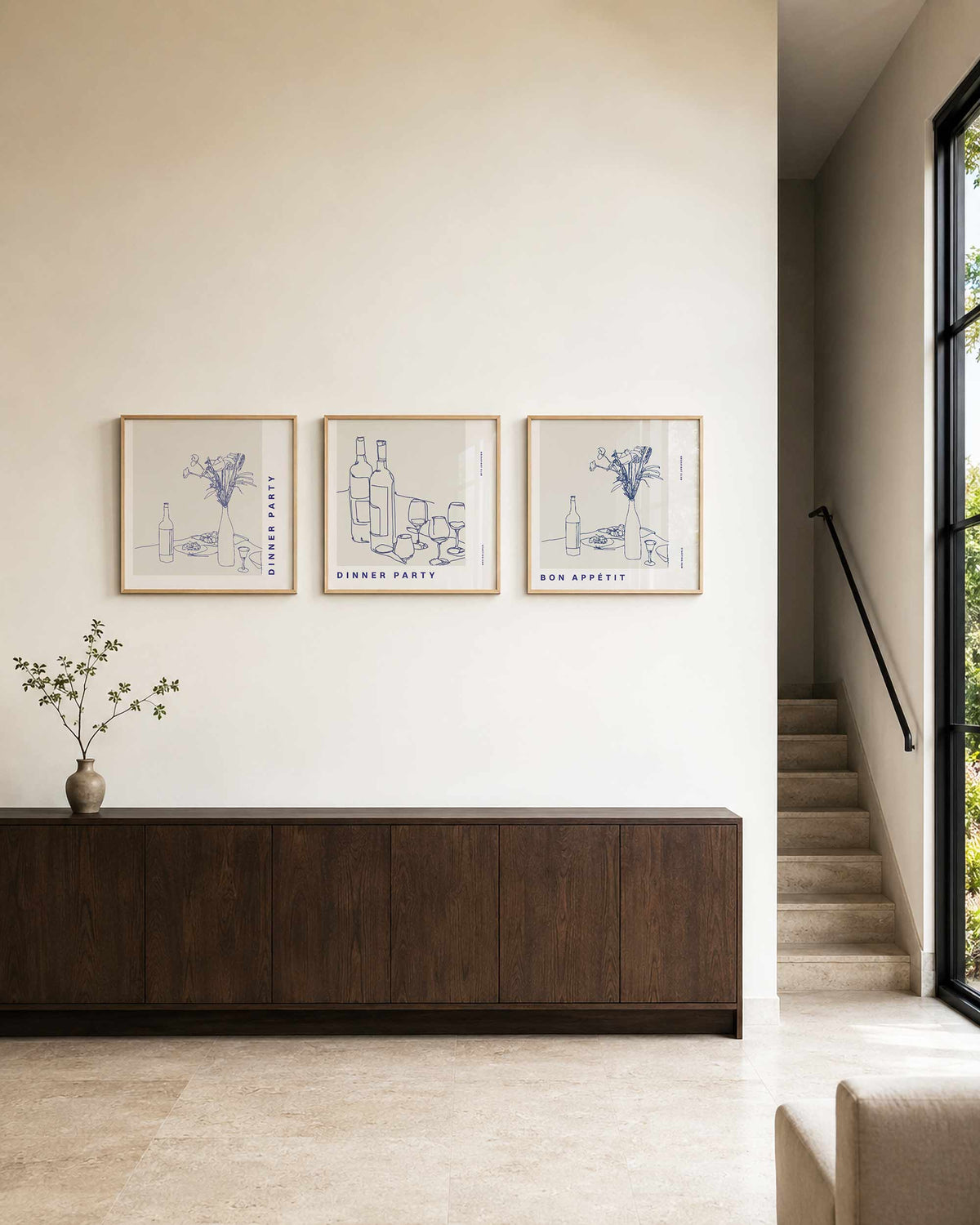 Interieurpresentatie van een driedelige vierkante posterset met dinerfeest tafel stilleven