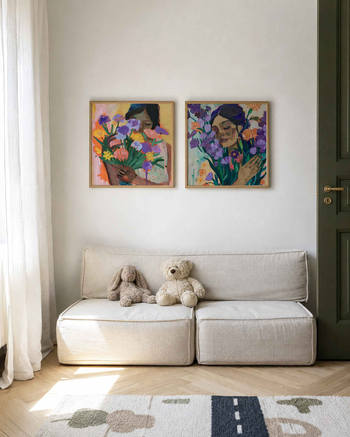 Interieurpresentatie van een tweedelige vierkante posterset met vrouwenportretten met bloemen