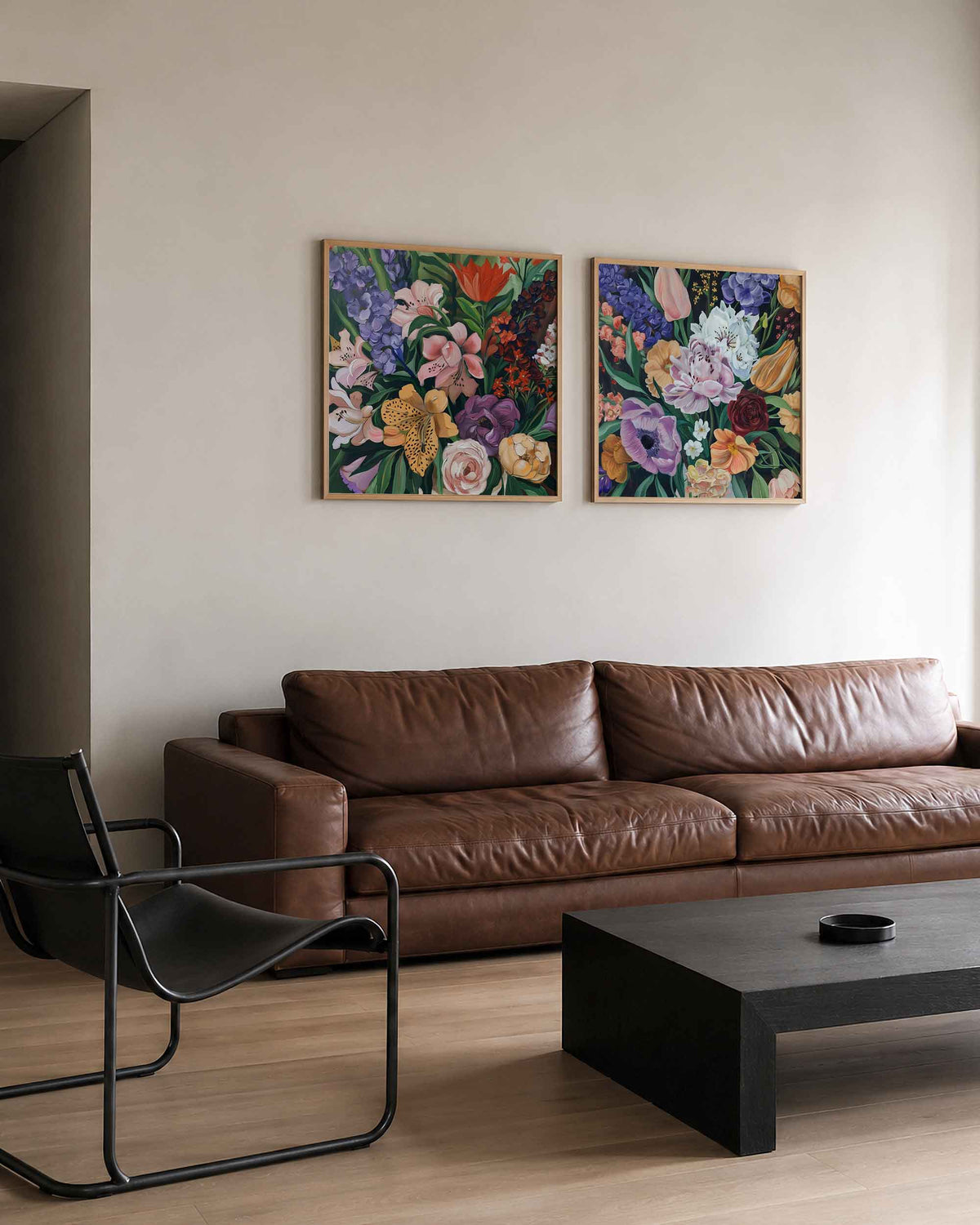 Interieurpresentatie van een tweedelige vierkante posterset met kleurrijke bloemen