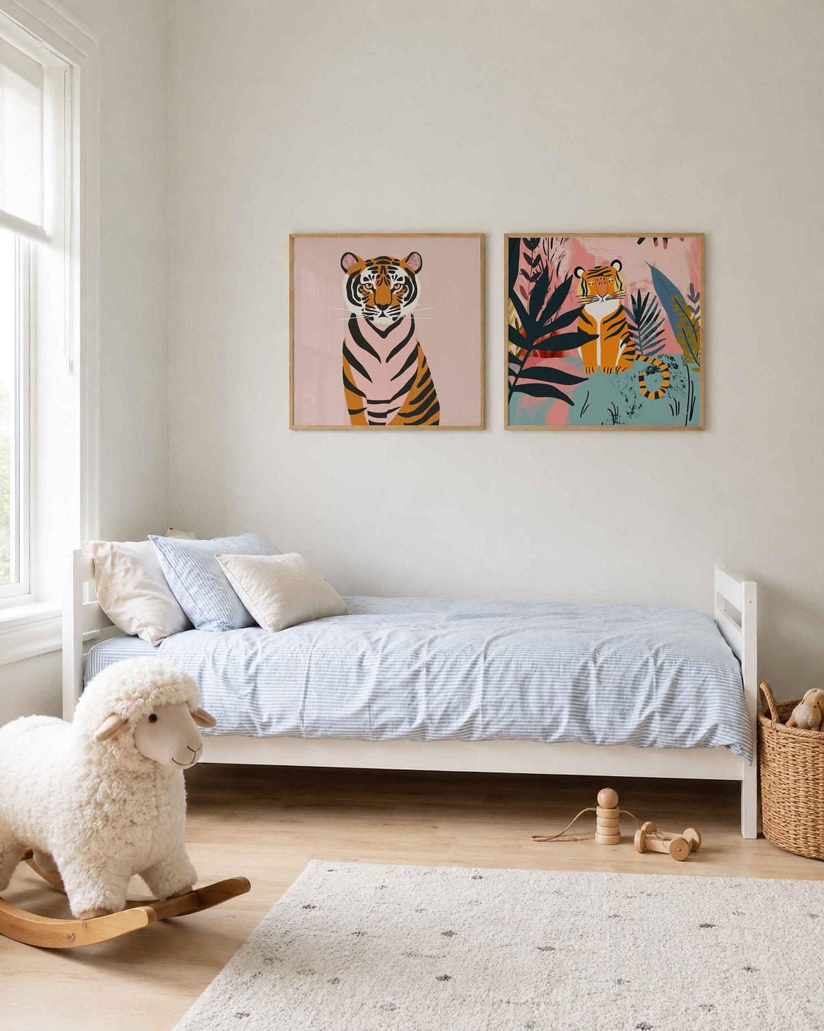Interieurpresentatie van een tweedelige vierkante posterset met tijgers in roze tinten