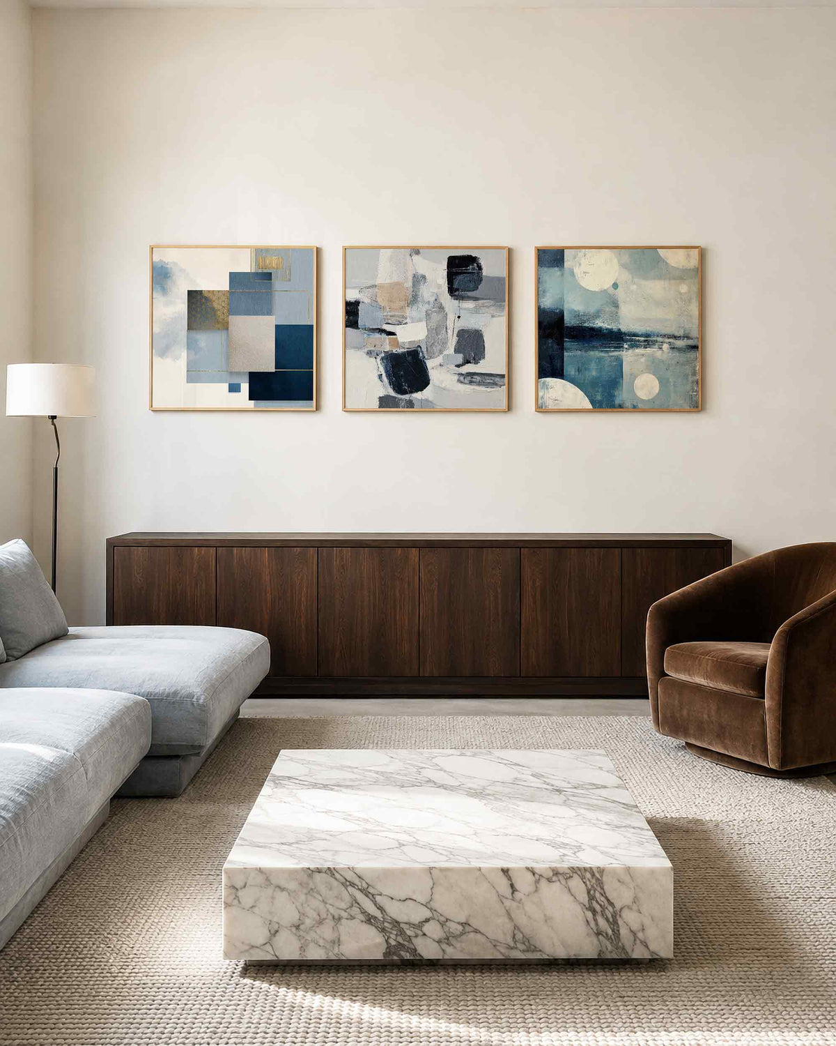 Interieurpresentatie van een driedelige vierkante posterset met abstract blauw grijs