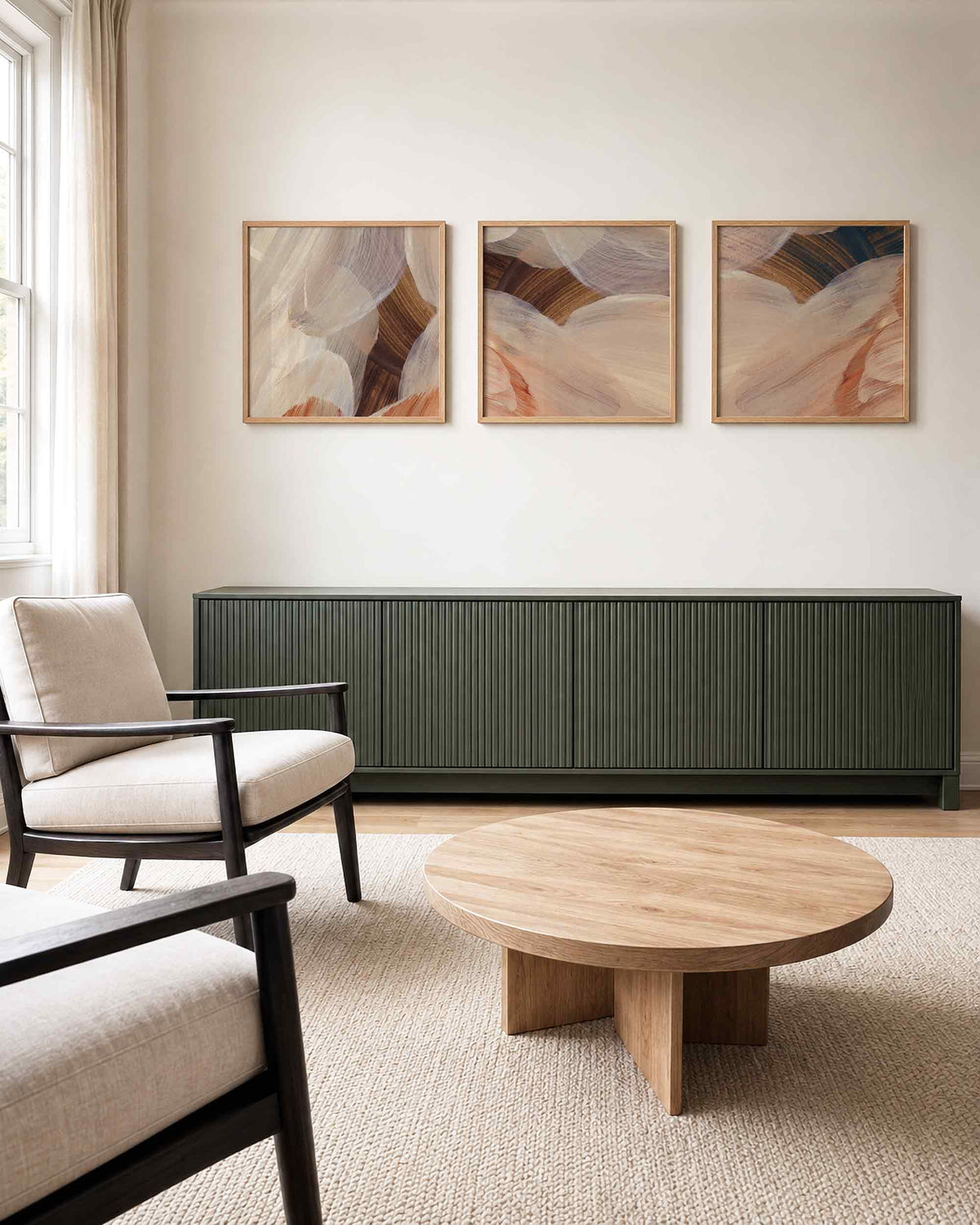 Interieurpresentatie van een driedelige vierkante posterset met abstracte aardetinten