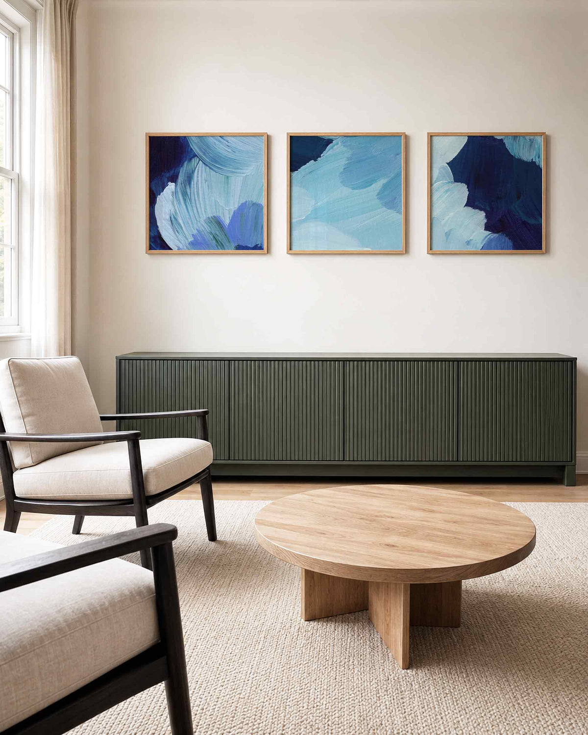 Interieurpresentatie van een driedelige vierkante posterset met blauwe abstracte kunst
