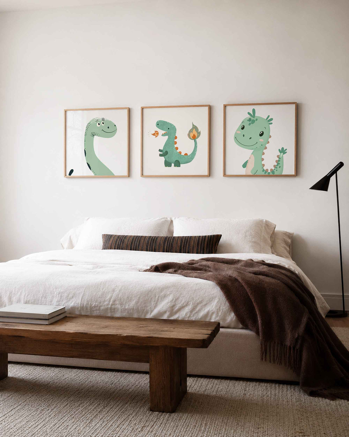 Interieurpresentatie van een driedelige vierkante posterset met groene dino
