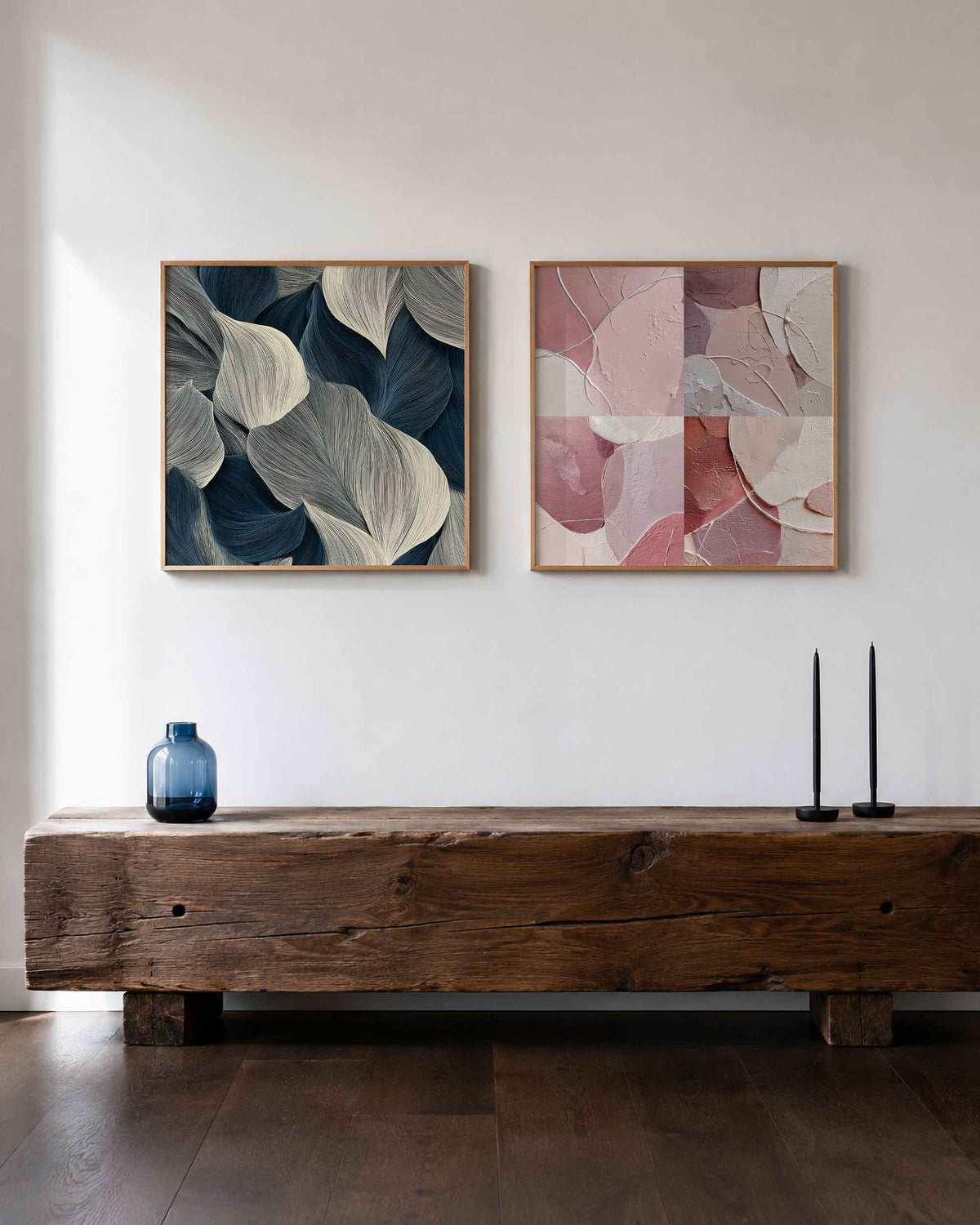 Interieurpresentatie van een tweedelige vierkante posterset met gestreepte vormen en roze verf