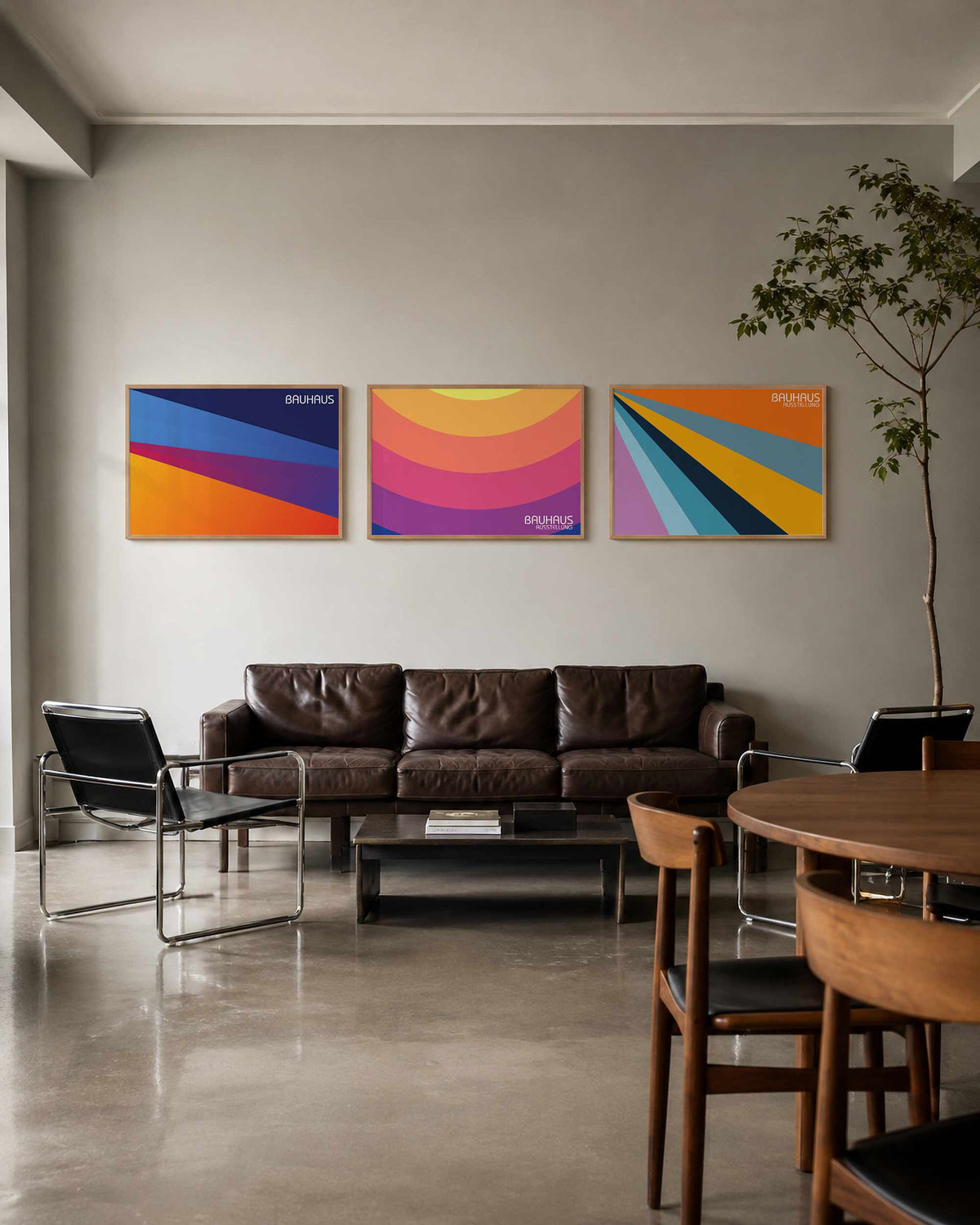 Interieurmockup van drieluik landscape-posterset met kleurbanen en bogen