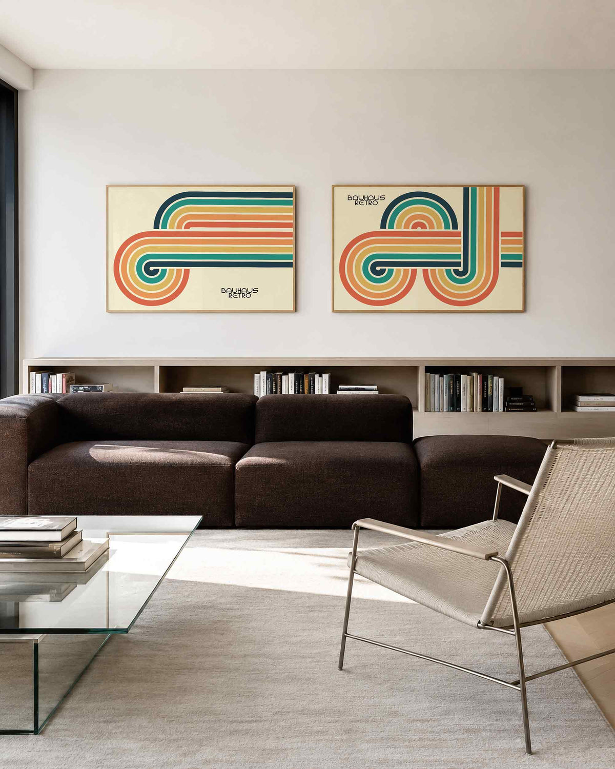 Interieurmockup van tweedelige landscape-posterset met golvende retro kleurbogen