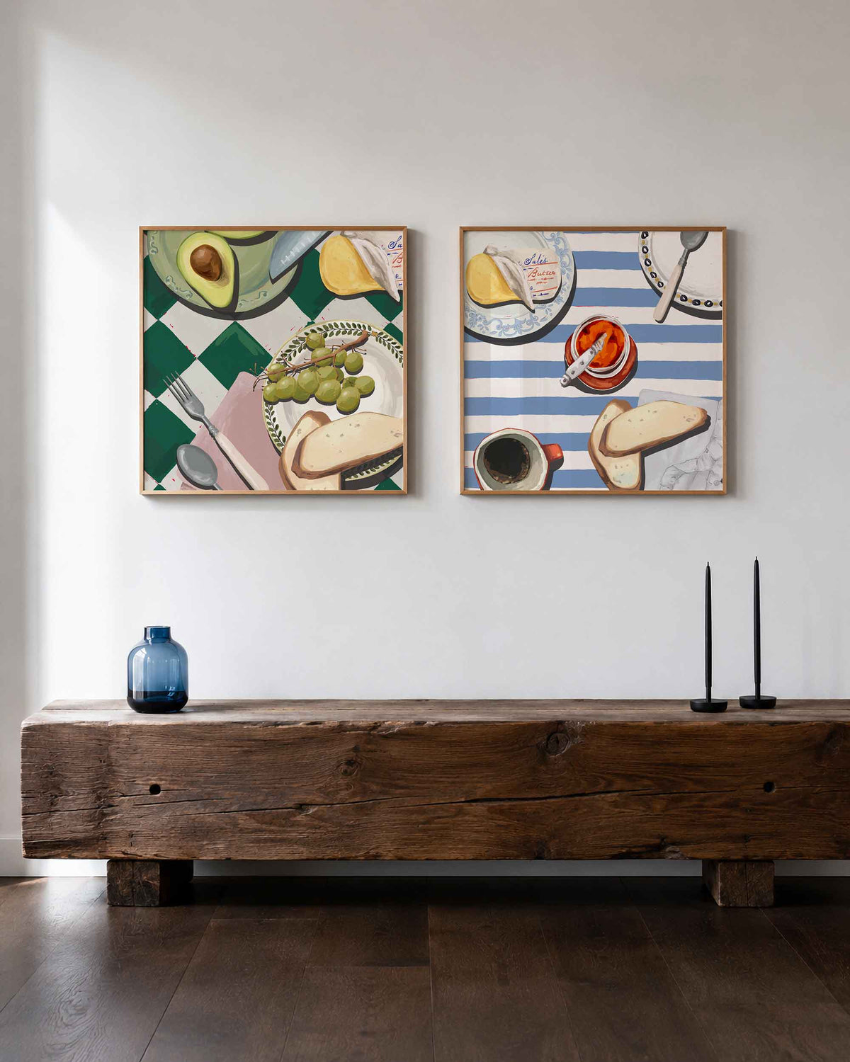Interieurpresentatie van een tweedelige vierkante posterset met ontbijttafel