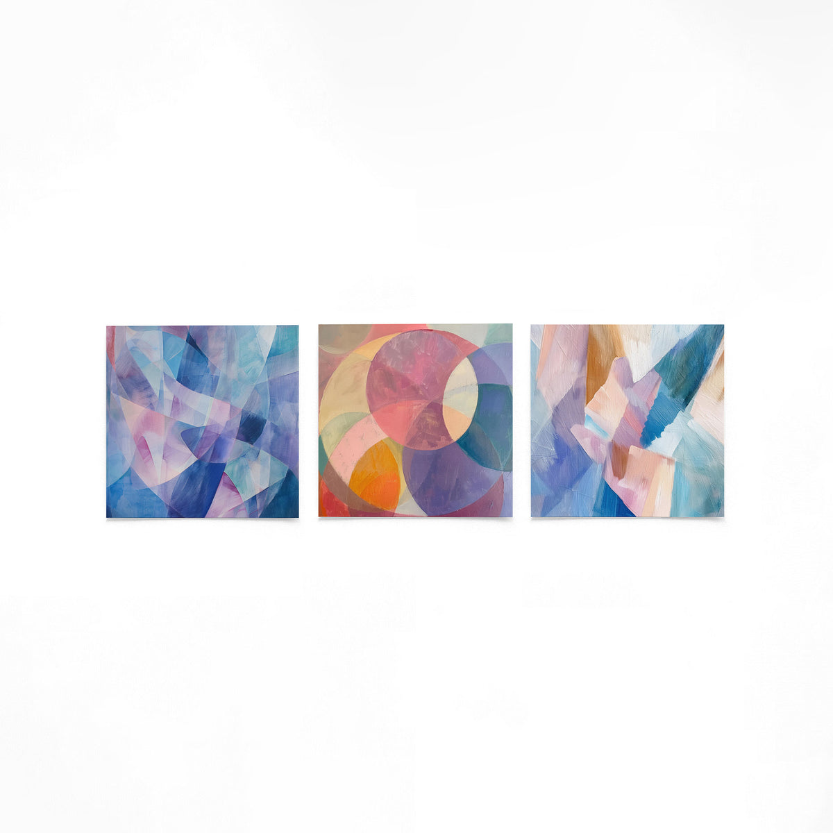 Drie vierkante posters met pastelkleurige abstracte op een gebroken witte achtergrond