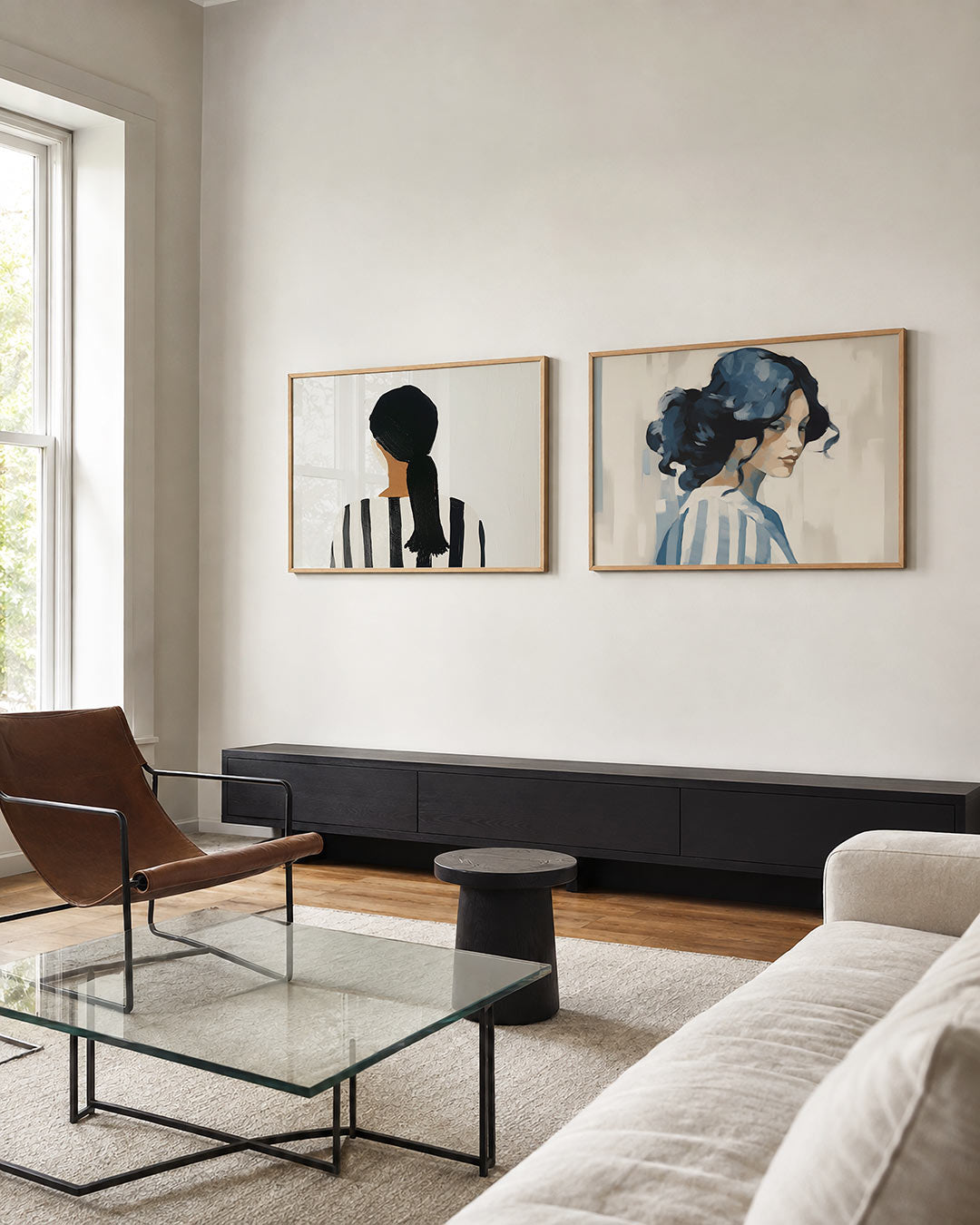 Twee liggende posters met een silhouet met een donkere haardos en een gestreept patroon, aan de muur in een interieur
