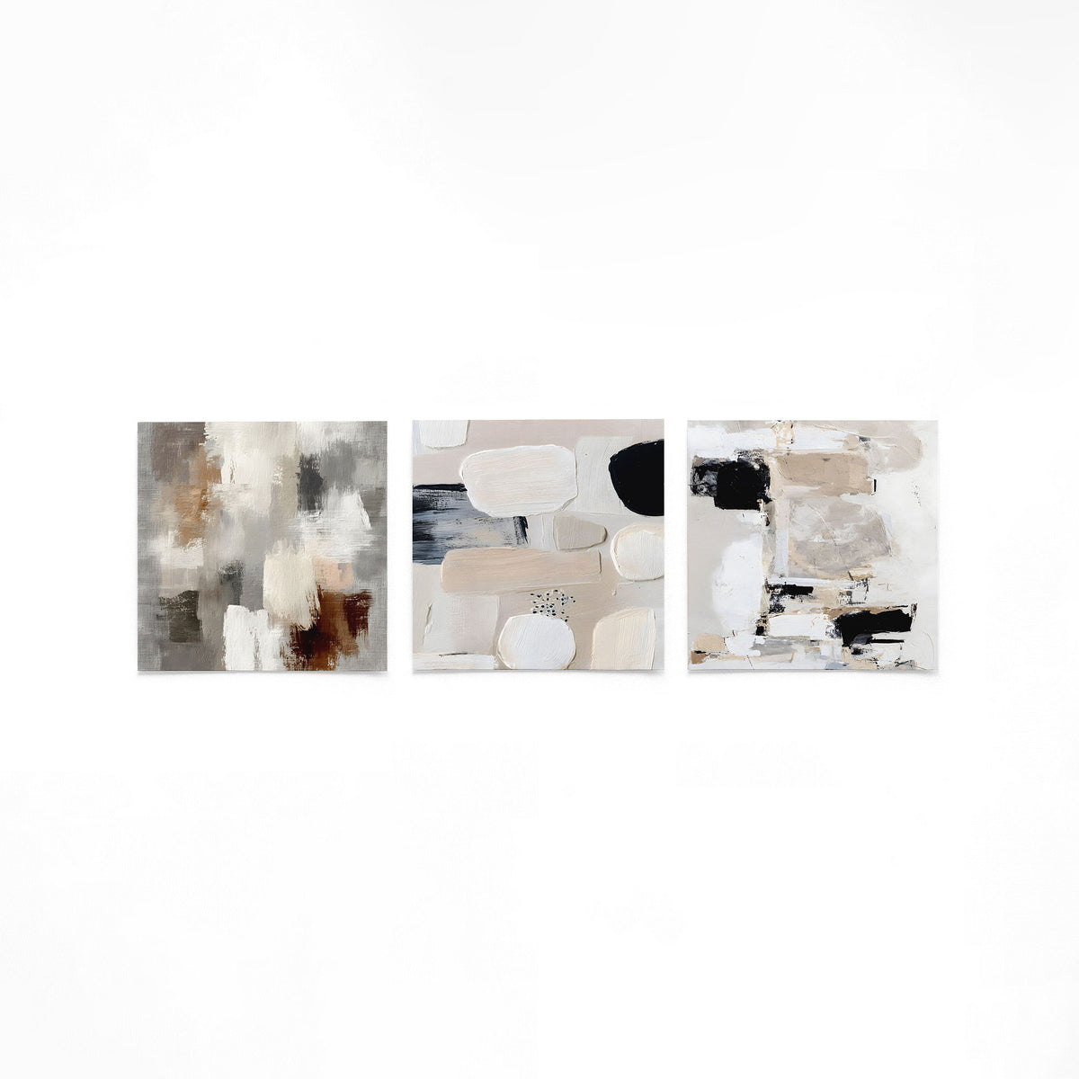 Drie vierkante posters met abstracte vlakken op een gebroken witte achtergrond