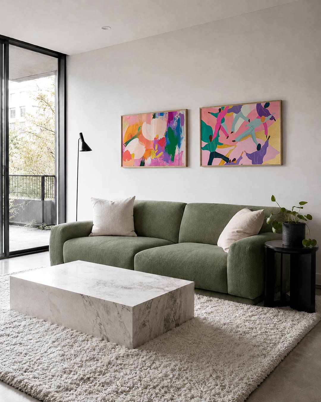 Tweedelige posterset met zachte en felle kleuren, getoond in een interieur