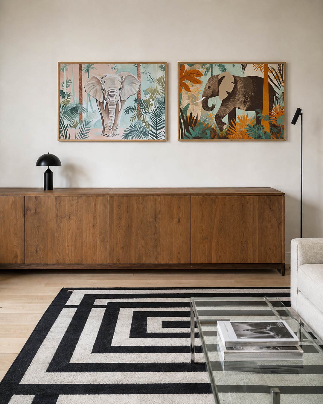 Interieurpresentatie van twee posters met een olifant in zachte tinten omringd door groene bladeren en palmbomen